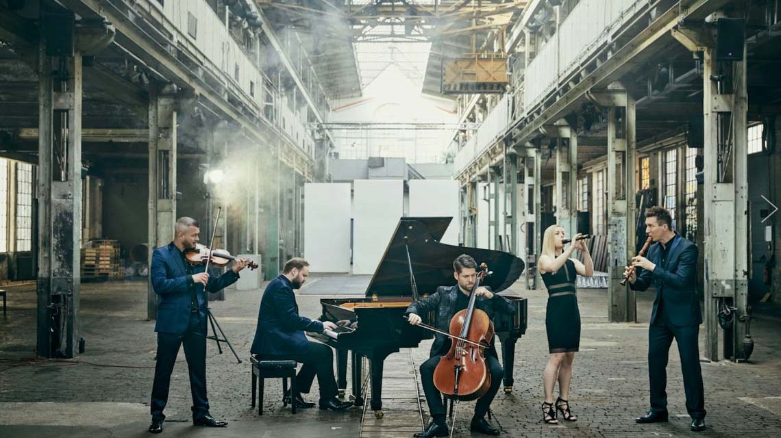 Spark, die klassische Band. Fünf Musiker in einer Fabrikhalle.