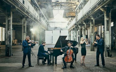 Spark, die klassische Band. Fünf Musiker in einer Fabrikhalle.