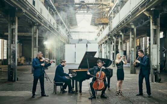 Spark, die klassische Band. Fünf Musiker in einer Fabrikhalle.