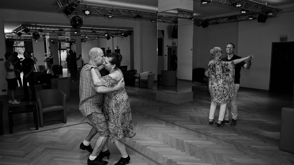 Erinnerung: Tanzkurs in Corona-Zeiten. Zwei Paare auf einer Fläche, wo sonst 20 tanzen.