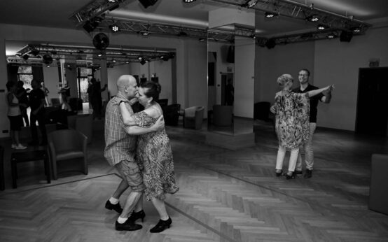 Erinnerung: Tanzkurs in Corona-Zeiten. Zwei Paare auf einer Fläche, wo sonst 20 tanzen.