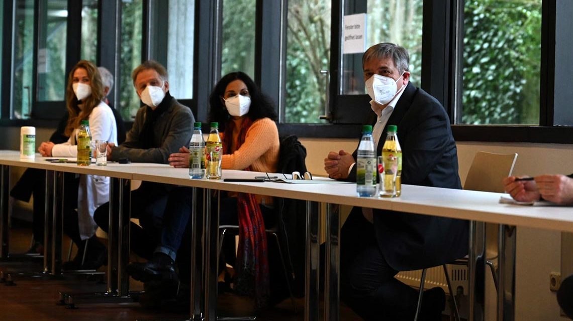 Oberbürgermeister Gert-Uwe Mende eröffnet die Pressekonferenz im Kinder-Impfzentrum