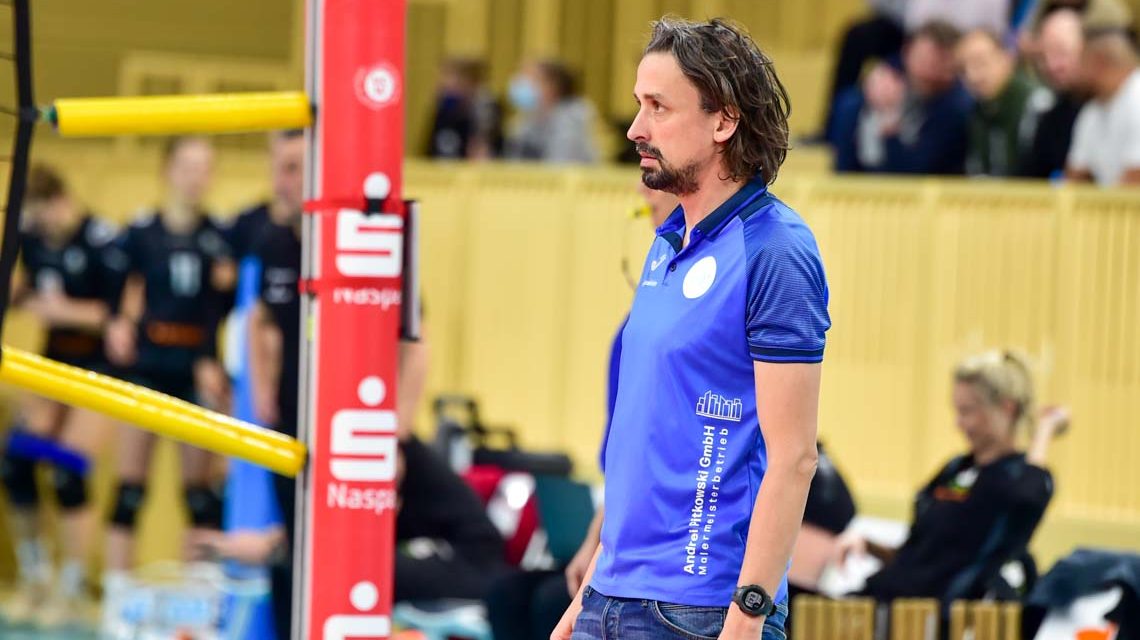 Trainer Benedikt Frank steht am Spielfeldrand und beobachtet das Spiel, angespannt.