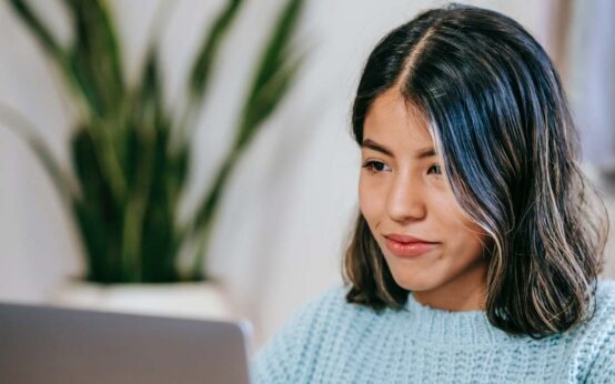 Frau am Laptop, Fernstudium