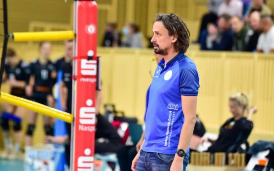 Archivfoto: Benedict Frank steht am Spielfeldrand