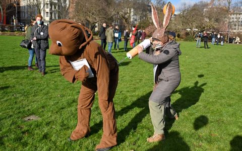 Ein Elefant bekommt von einem Osterhasen eine Spritze verpasst: Aktion der Impfkritiker