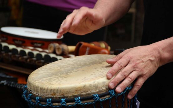 Kulturforum: Hände trommeln, sinnbildlich für afrikanische Musik.