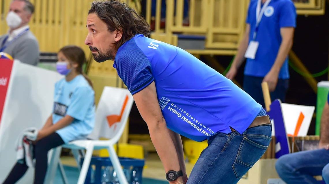 Wiesbadens Trainer Benedict Frank blick fragend aufs Spielfeld.