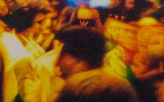 Buntstiftzeichnung zeigt Menschen unscharf