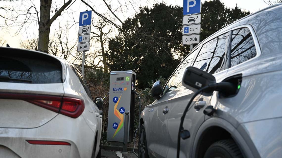 E-Ladestation mit zwei Ladepunkten in der Paulinenstraße.