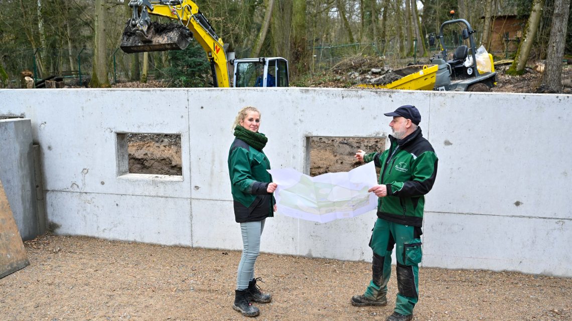 Fasanerie, Nadja Niemann in der Baustelle des neuen Ottergeheges.