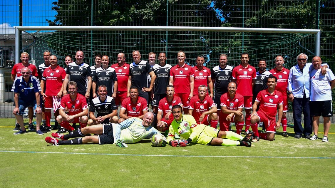 Traditionsmannschaft und Promimannschaft vor dem Spiel beim Fair-Play-Turnier 2018