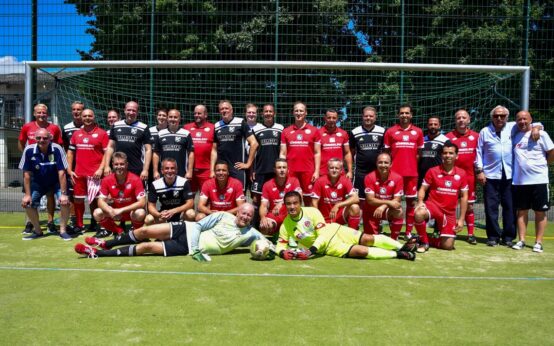Traditionsmannschaft und Promimannschaft vor dem Spiel beim Fair-Play-Turnier 2018