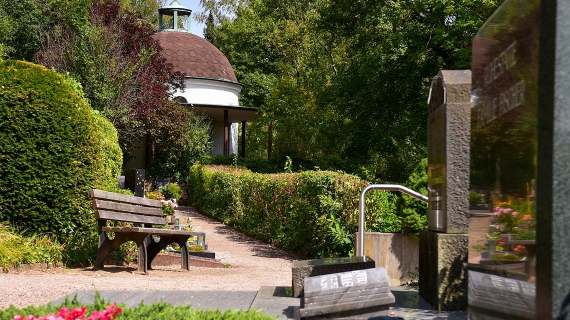 Friedhöfe: Parkbank im Friedhof Rambach