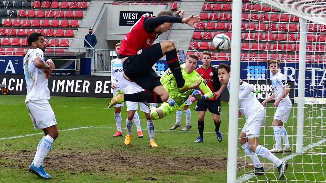 Gustaf Nilsson hat hier das 3:0 auf dem Fuß, trifft aber nur den Pfosten.