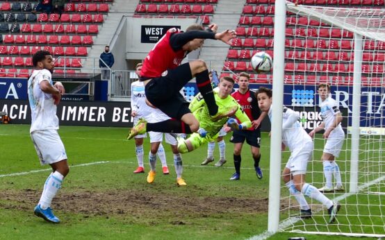 Gustaf Nilsson hat hier das 3:0 auf dem Fuß, trifft aber nur den Pfosten.