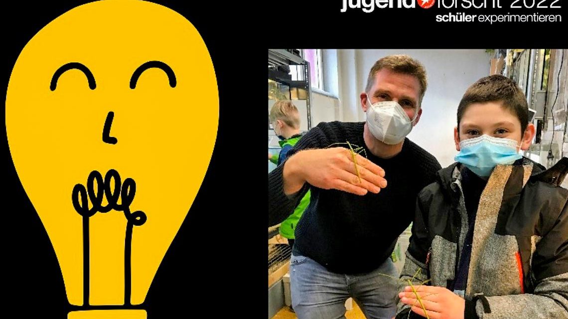 Teilnehmer Jonas Gollan (11) bei seinem Projekt „Lieblingsfutter der Stabheuschrecken“ mit Projektbetreuer Jürgen Knapp ©2022 InfraServ Wiesbaden