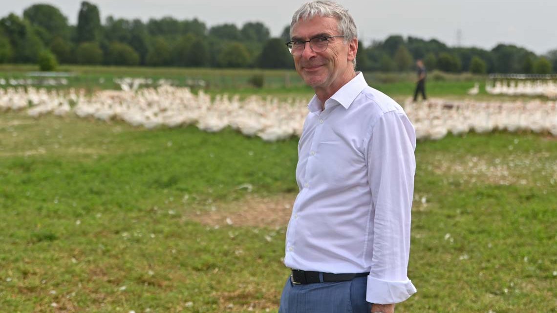 Archivbild: Wiesbadener Jugendwerkstatt, Domäne echtildhausen, Werner Backes bei den Gäsen – rund 1000 Gäne warten hier auf Sankt Martin und Weihnachten. Foto: Volker Watschounek