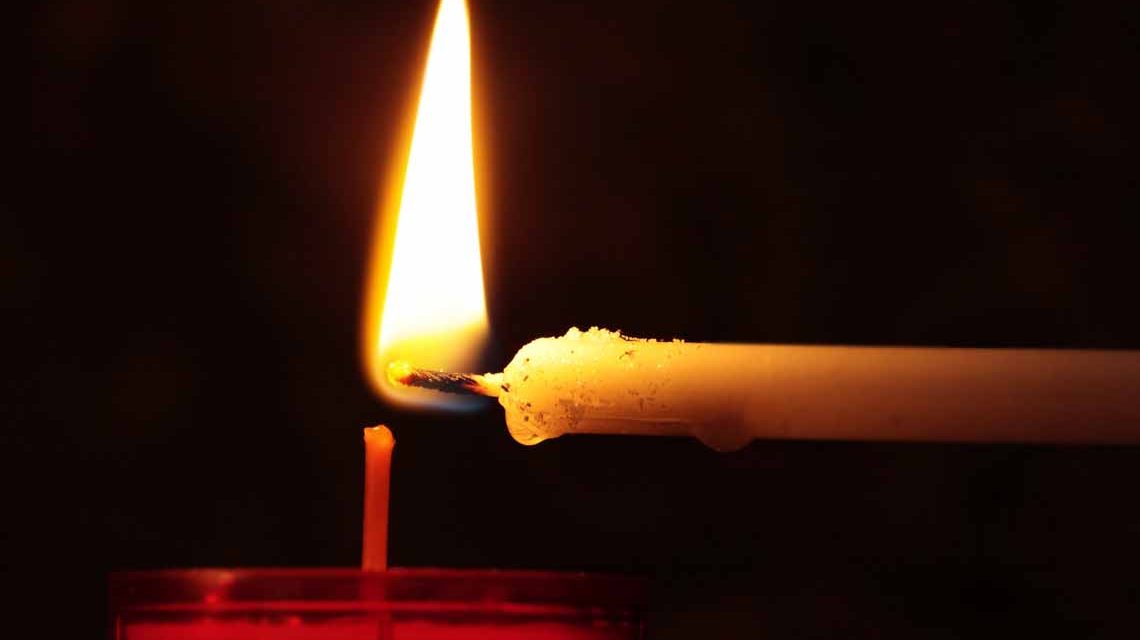 Kerze wird angezündet