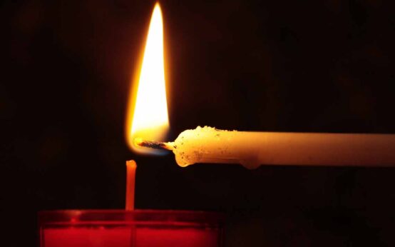 Kerze wird angezündet