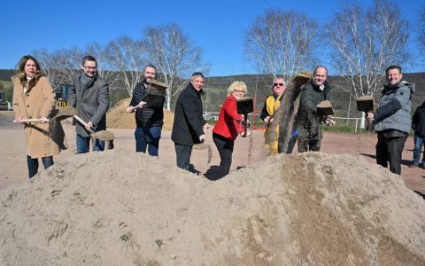 Größer Tag in Breckenheim: Spatenstich zur neuen Sportanlage