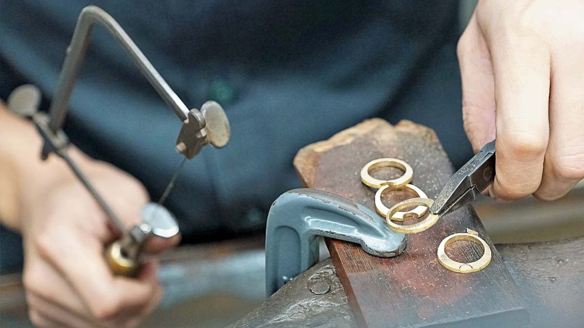 Goldschmied als Handwerk. Schmuckdesign an der Werkbank.