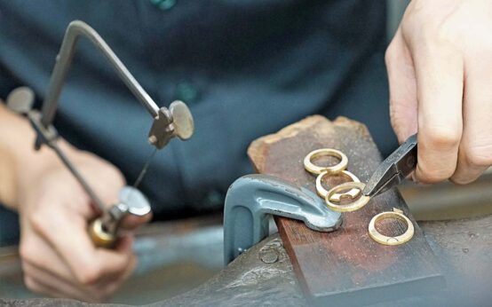 Goldschmied als Handwerk. Schmuckdesign an der Werkbank.