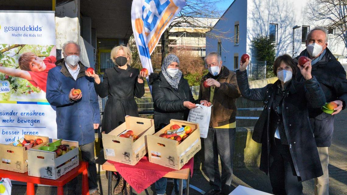 Apfelspende für die KiEZ-Familien im Schelmengraben (von links): Christoph von Papen (Rotary Club Wiesbaden-Kochbrunnen), Sabine Thurau (RC Wiesbaden-Nassau), Loubna Kortobi (Kursleiterin im KiEZ), Carlo Linde (RC Wiesbaden) und Hartmut Hagemann (RC Wiesbaden-Rheingau) übergeben die Äpfel an die Mütter.