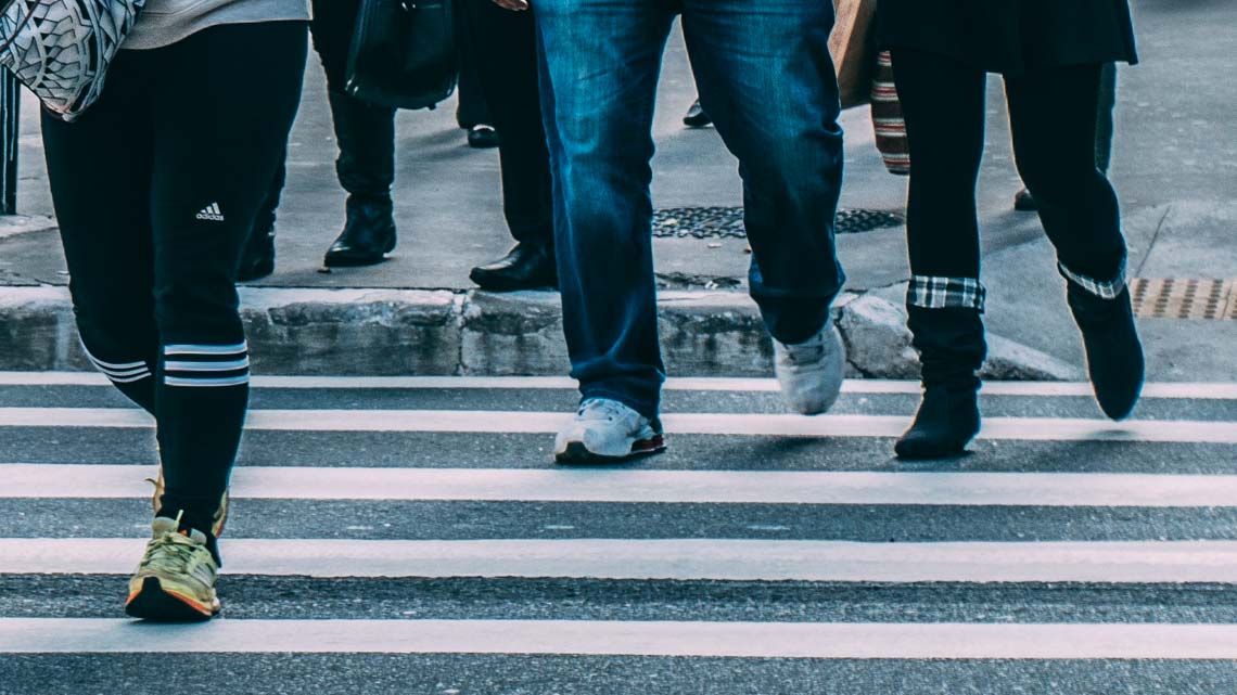Modellquartier , Fußgängerüberweg, Personen laufen über die Straße - Foto von Kaique Rocha von Pexels