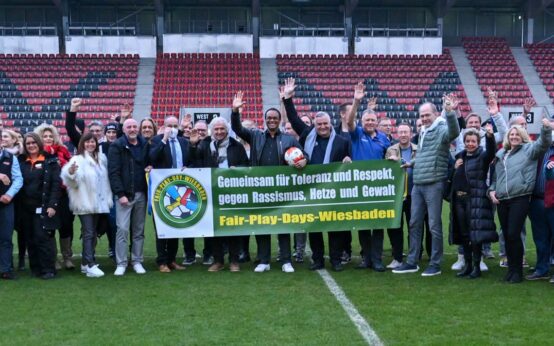 Gruppenfoto auf dem Rasen: Fair Play Day 2022 ist der 25. Juni