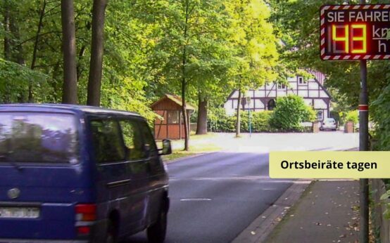 Geschwindigkeitsanzeigeanlage an einer Straße.