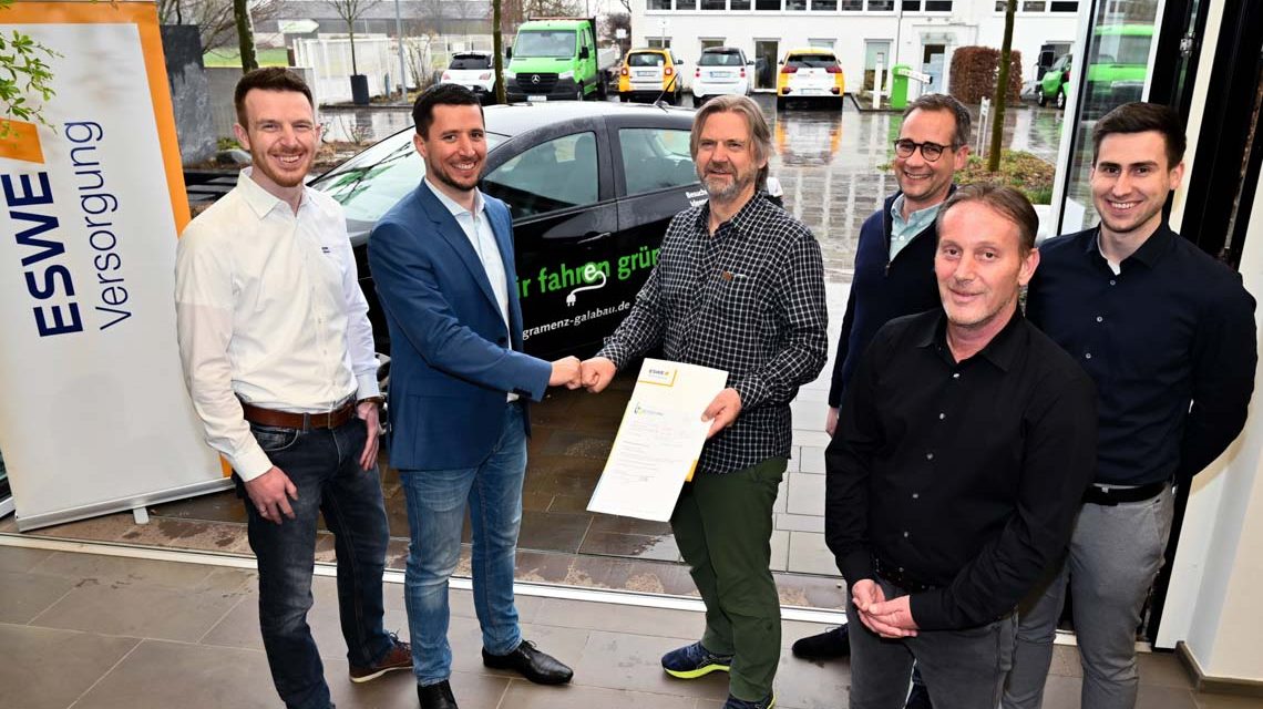 Die Tinte ist trocken: Der Vertragsabschluss bei Gramenz mit (v. l.) Johannes Kraft (Projektleiter ESWE), Erik Dahlhäuser (Geschäftskundenbetreuer ESWE), den Geschäftsführern Roland Gramenz, David Berger, Sven Rosenberg sowie Gramenz-Projektleiter Frederik Klingler