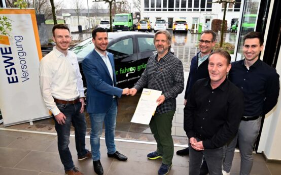 Die Tinte ist trocken: Der Vertragsabschluss bei Gramenz mit (v. l.) Johannes Kraft (Projektleiter ESWE), Erik Dahlhäuser (Geschäftskundenbetreuer ESWE), den Geschäftsführern Roland Gramenz, David Berger, Sven Rosenberg sowie Gramenz-Projektleiter Frederik Klingler