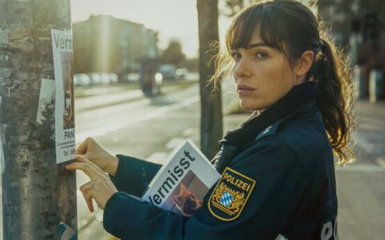 FernsehKrimi: Bessie (Verena Altenberger) hängt Katzensteckbriefe auf.