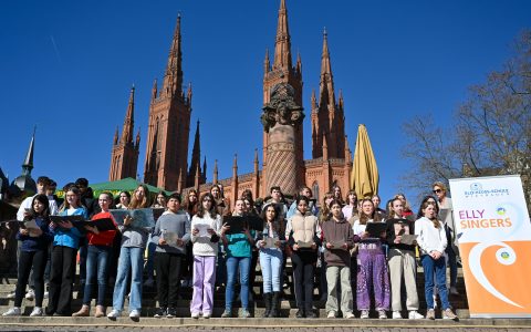 Die Elly Singers auf der Treppe zum Marktgewölbe singen eine Friedensbotschaft.