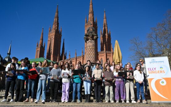 Die Elly Singers auf der Treppe zum Marktgewölbe singen eine Friedensbotschaft.