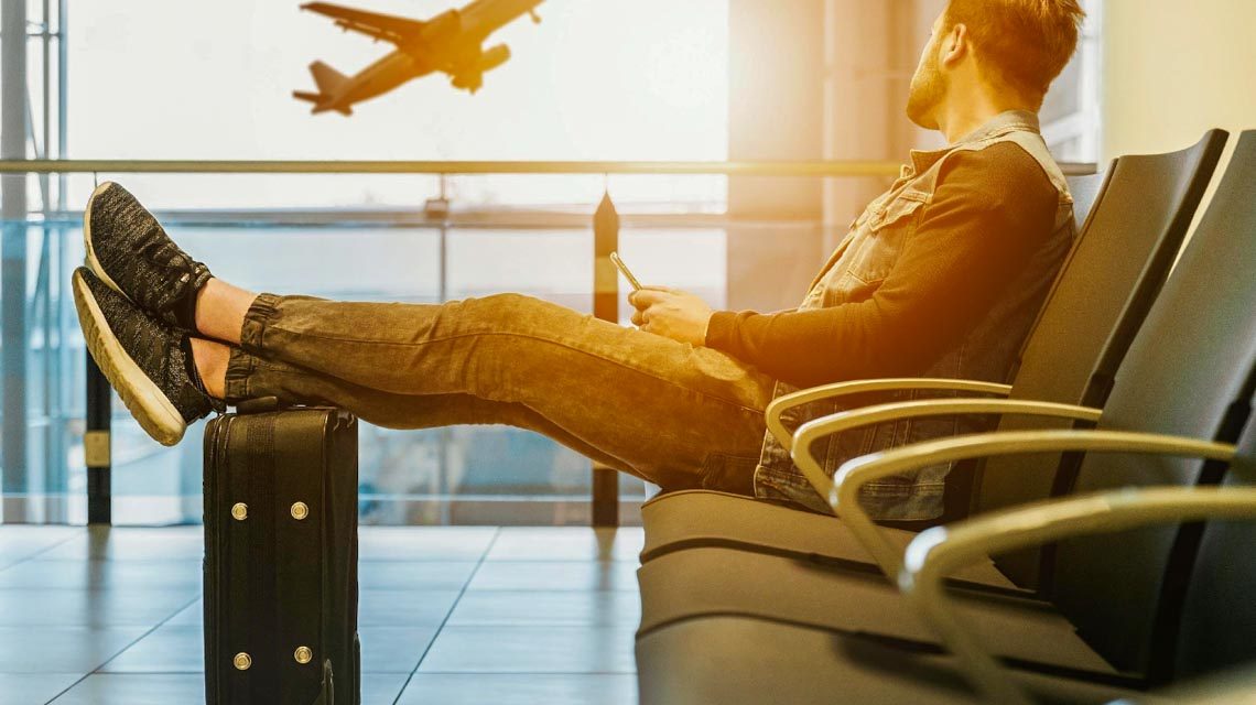 Reisender am Gate eines Flughafens