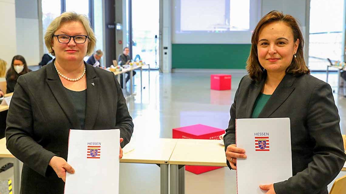 Foto: Prof. Dr. Eva Waller (li.) und Staatssekretärin Ayse Asar © Universität Kassel | Andreas Fischer