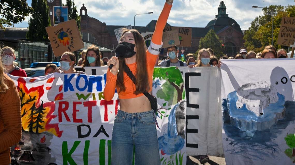 Fridays for Future - Globaler Klimastreik in Wiesbaden, Demonstrationszug vom Bahnhof zum Landtag.