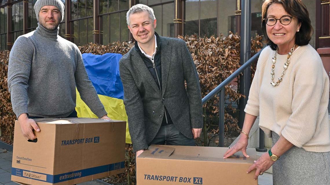 Schlangenbad: Ukrainer Igor Boychuk, Bürgermeister Marco Eyring Staatsbad-Geschäftsführerin Bärbel Storch