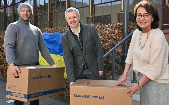 Schlangenbad: Ukrainer Igor Boychuk, Bürgermeister Marco Eyring Staatsbad-Geschäftsführerin Bärbel Storch