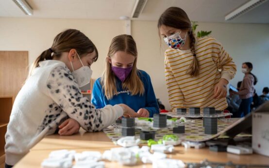 Spielezimmer: Emilia, Luise, Lene spielen mit der Kugelbahn Foto: volker Watschounek