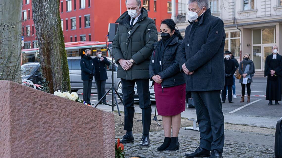 Kranzniederlegung: Gedenken am Mahnmal in der Bahnofstraße: Dr. Gerhard Obermayr, Fatima Stieb, Oberbürgermeister Gert-Uwe Mende Foto: Volker Watschounek