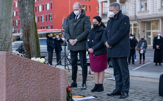 Kranzniederlegung: Gedenken am Mahnmal in der Bahnofstraße: Dr. Gerhard Obermayr, Fatima Stieb, Oberbürgermeister Gert-Uwe Mende Foto: Volker Watschounek