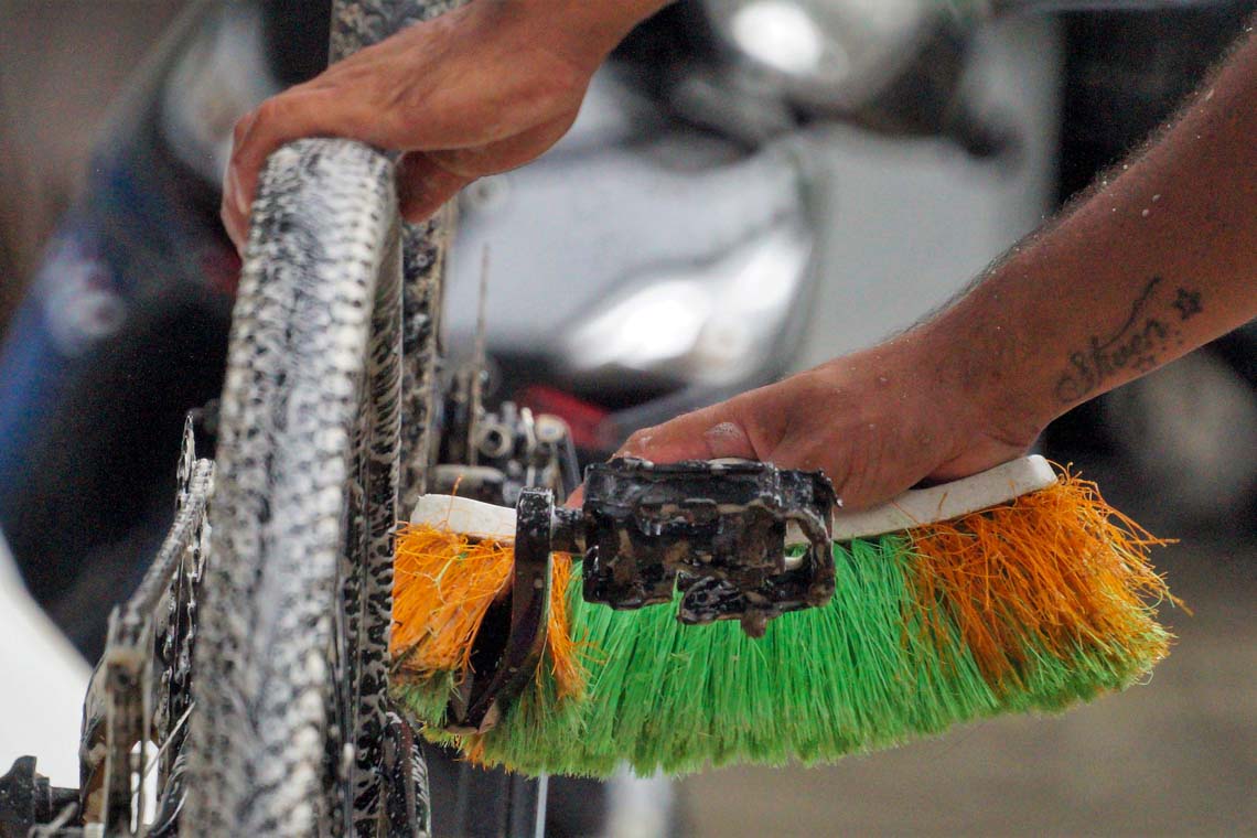 Можно мыть велосипед. Мытье велосипеда. Мойка велосипеда. Оборудование для мытья велосипедов. Обогреватель рук для велосипеда.