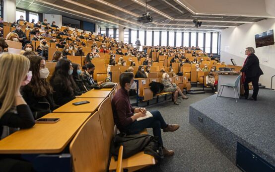 Erstesemester im Audi-Max der Hochschule Rhein Main