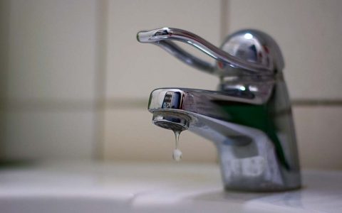 Das Wasser wird abgestellt: Das Bild zeigt einen tropfenden Wasserhahn.