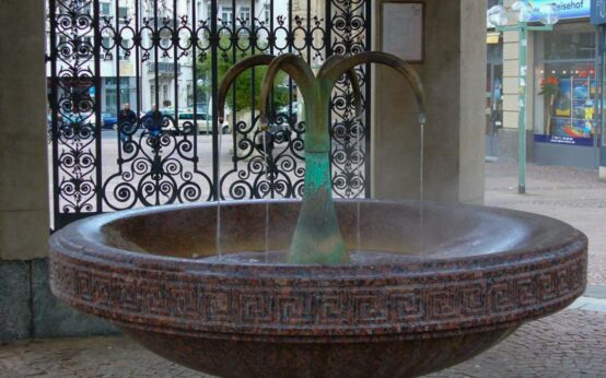 Kochbrunnen am Kochbrunenplatz, ein Trinkbrunnen.