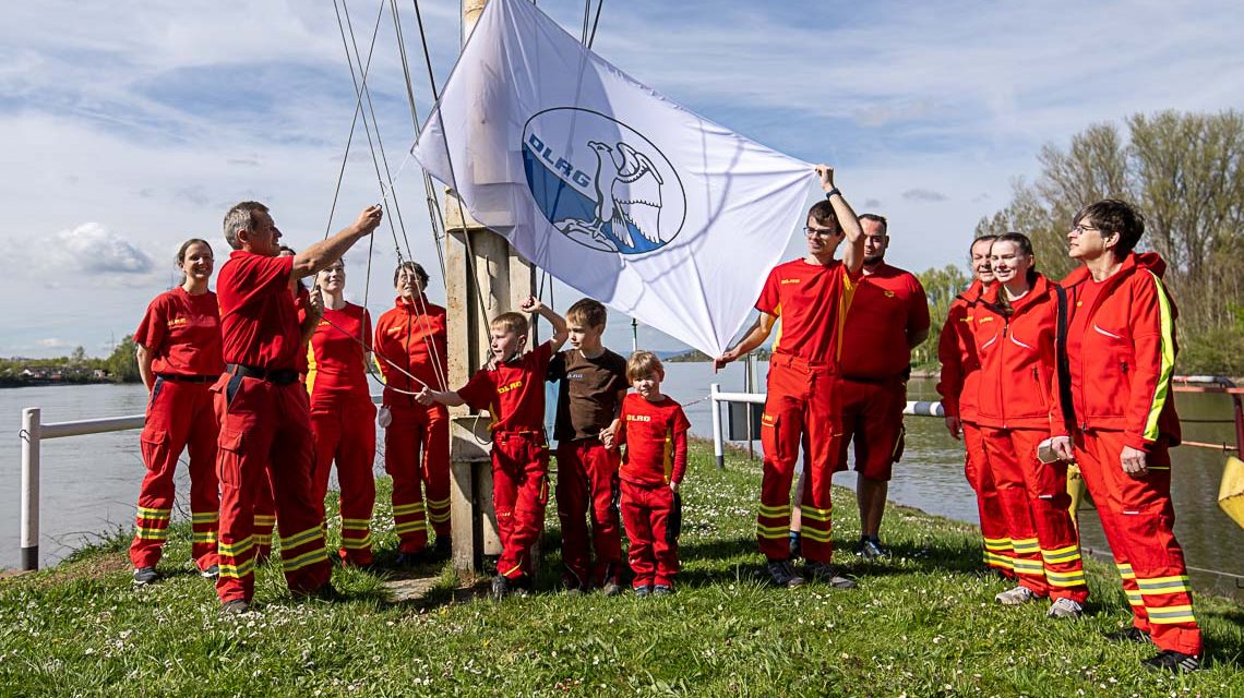 DLRG hisst Flagge auf der Mole am Schiersteiner Hafen