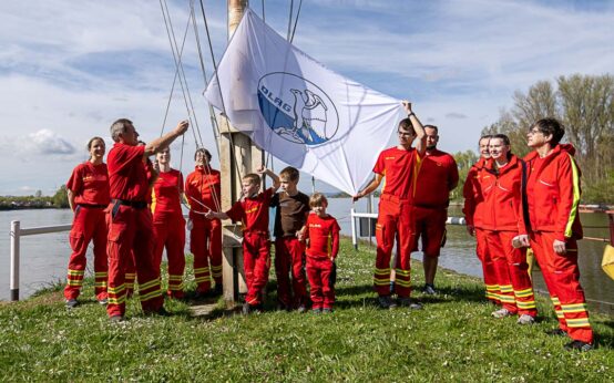 DLRG hisst Flagge auf der Mole am Schiersteiner Hafen